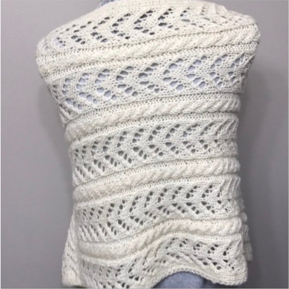 New women’s hand knit , wool , white , lace poncho size S/M - Picture 5 of 8